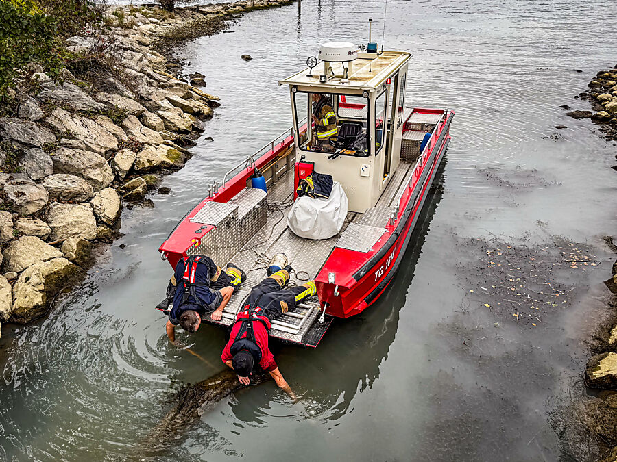 Oelwehr-Boot im Einsatz