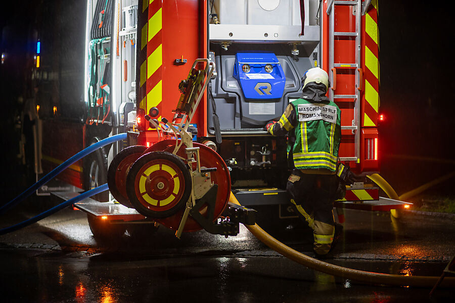 Maschinist bedient das Tanklöschfahrzeug