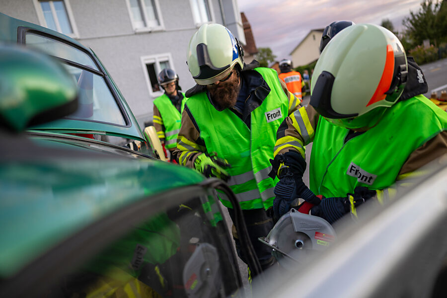 Feuerwehrfrau trennt Dach eines verunfallten Fahrzeugs ab