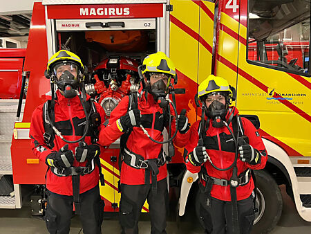 Drei Jugendfeuerwehrler posieren mit Atemschutzgerät