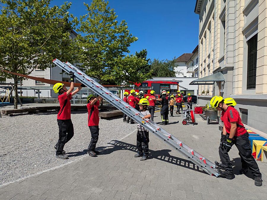 Jugendfeuerwehr übt Leitern stellen