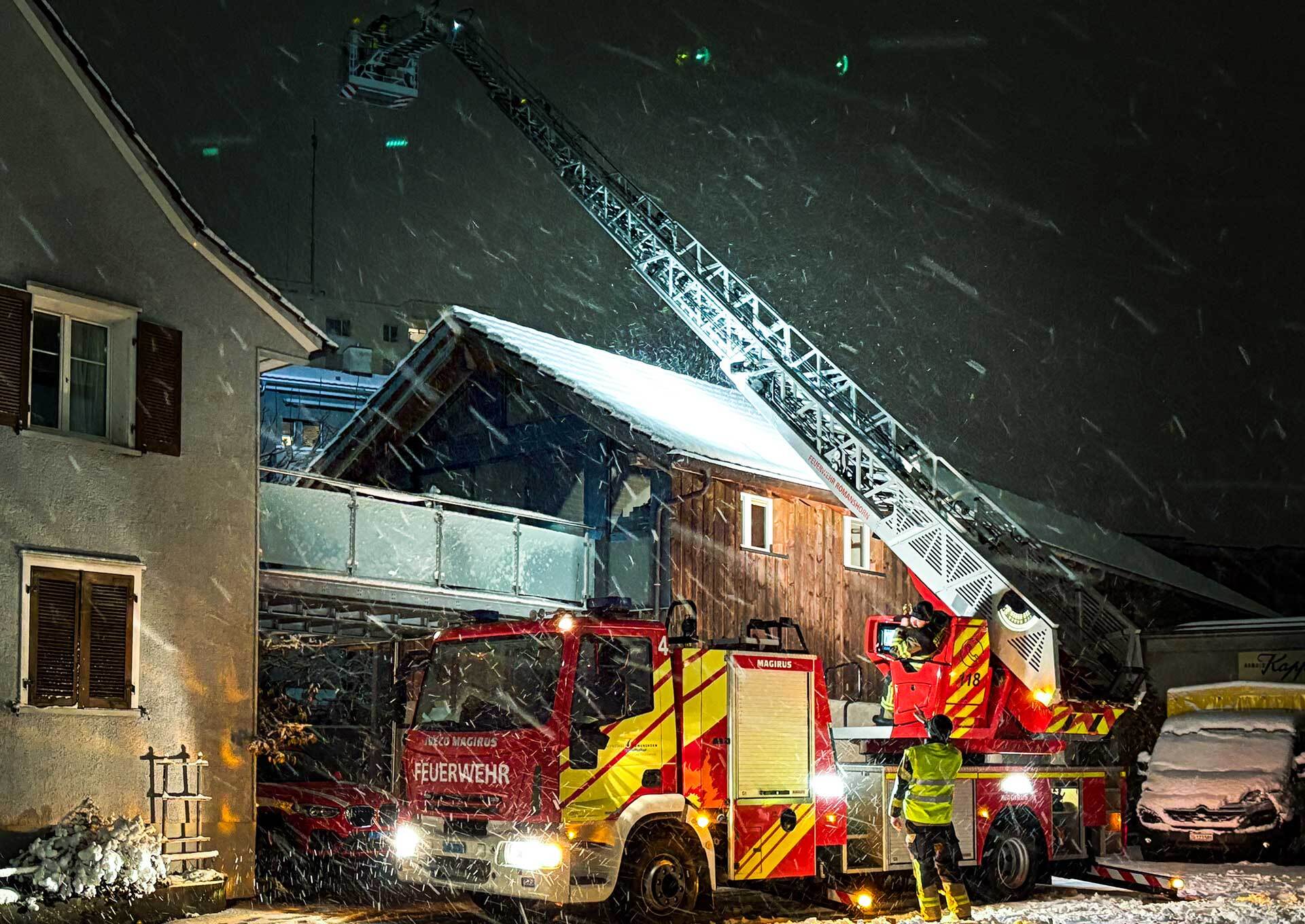 Feuerwehrauto im Schnee